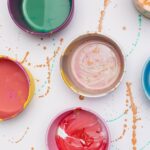 Activité pour les bébés : Une peinture à l’eau naturelle et comestible